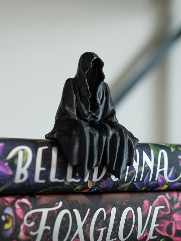 Grim Reaper Sitting Bookshelf Decor 3D Printed Death Figure Gift Bookish Merch Teacup - Perfect for Book Lovers