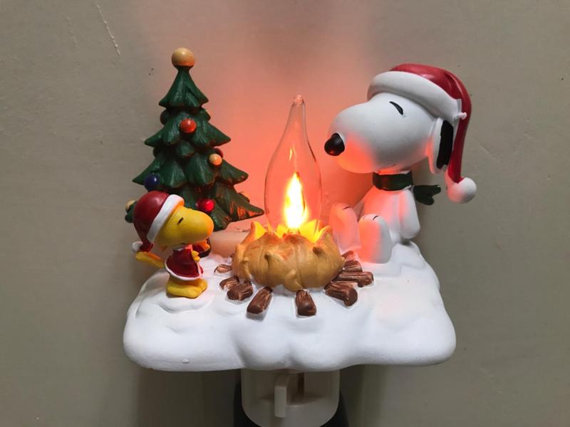 Christmas SNOOPYY Campfire Nightlight: SNOOPYY Night Light Plug into Wall Cute Holiday Design - LED Faux Campfire Lamp Christmas Decoration for Bedroom Living Room Kids Room