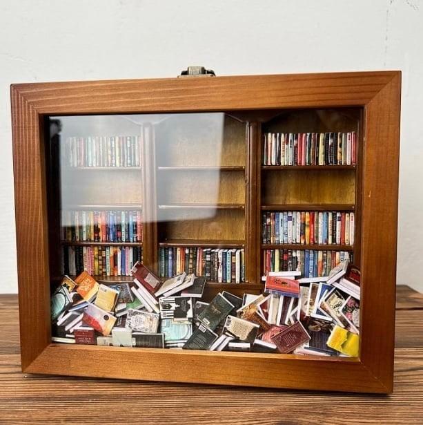 Creative Anti-Anxiety Bookshelf with 200pcs Miniature Book Shake Away Your Anxiety Doll House Desk Decoration Gifts Ornaments Wood Artistic, Wooden Display Case for Miniatures, Multi-compartment Organizer for Collectibles, Unique Anxiety-Relief Gift